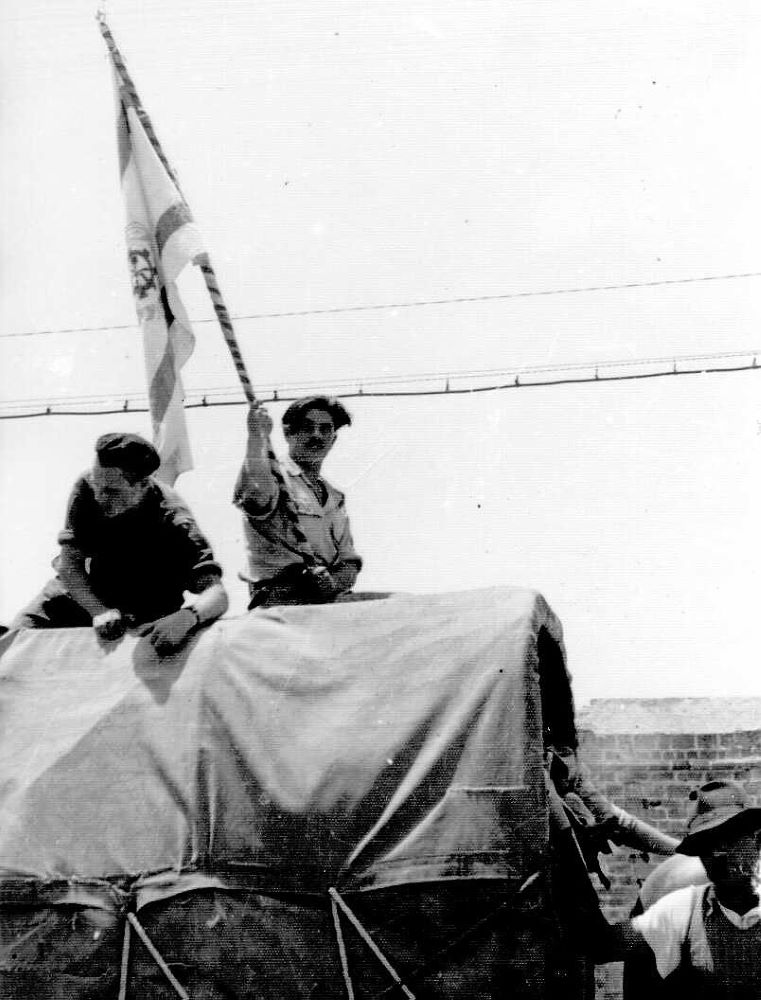 גולי קפריסין עם דגל תנועת "דרור" בדרכם לארץ ישראל